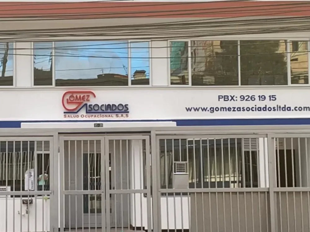 Fachada de la sede con el letrero de exámenes ocupacionales sobre la entrada