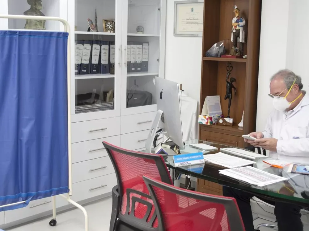 Médico especialista en salud ocupacional en su consultorio de la sede de La Castellana, con sus diplomas en la pared