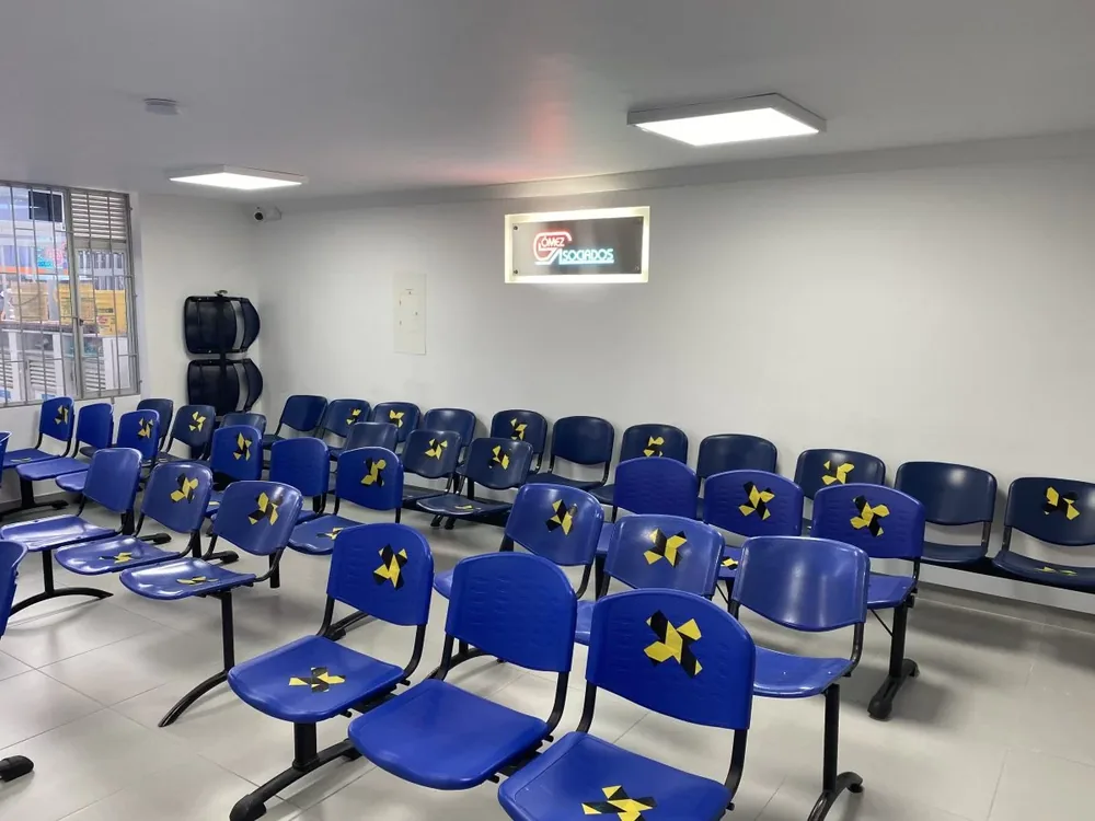 Sala de espera con sillería para grupos de trabajadores en la sede de La Castellana