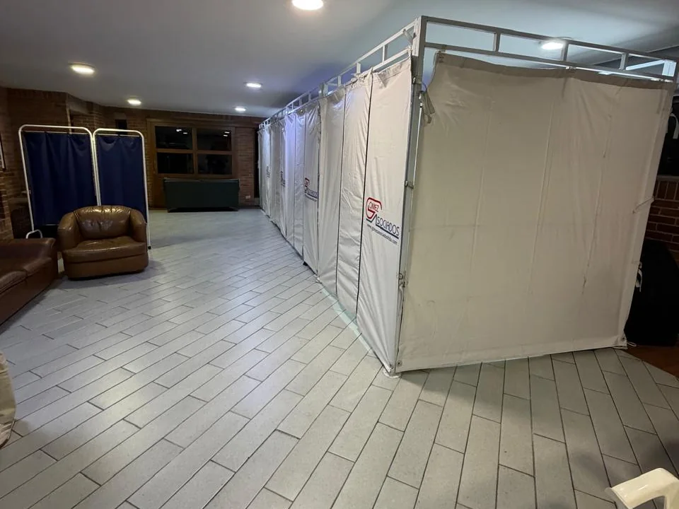 Cuánto dura una jornada de exámenes ocupacionales: casetas de atención de Gómez Asociados montadas en el salón de una empresa